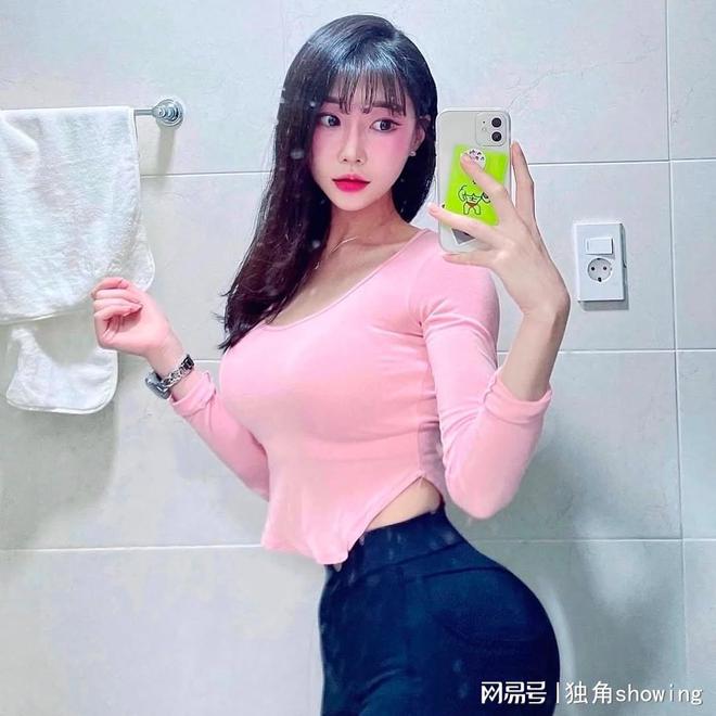 搭配提升魅力时尚动感成焦点。qy体育球友会健身穿搭：色彩(图2)