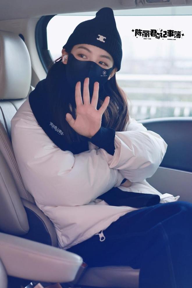 才发现羽绒服搭针织帽、牛仔裤好英气qy千亿国际看了陈丽君的羽绒服穿搭(图4)