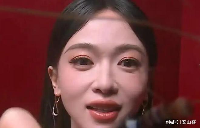 不敢露脸只有赵今麦扛住了！芭莎之夜被镜头签吓坏杨幂(图2)