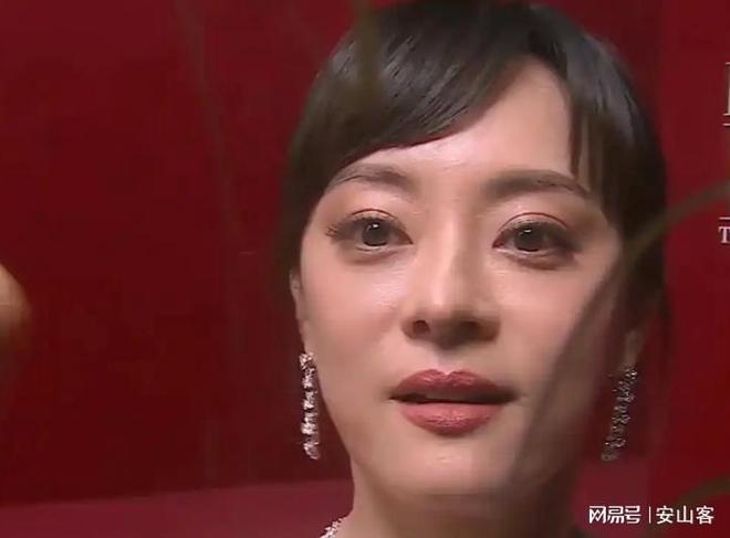 不敢露脸只有赵今麦扛住了！芭莎之夜被镜头签吓坏杨幂(图8)