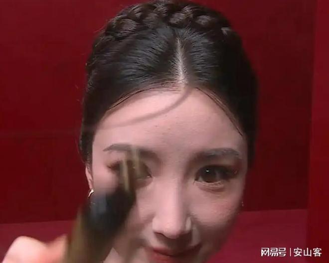 不敢露脸只有赵今麦扛住了！芭莎之夜被镜头签吓坏杨幂(图11)