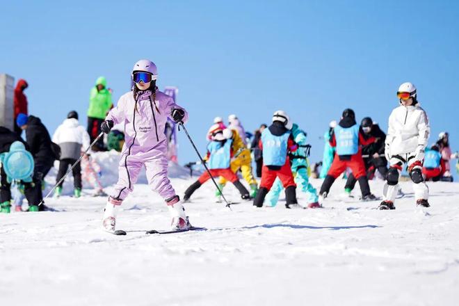 被冻哭的年轻人焊身上了300元一件的滑雪服(图3)